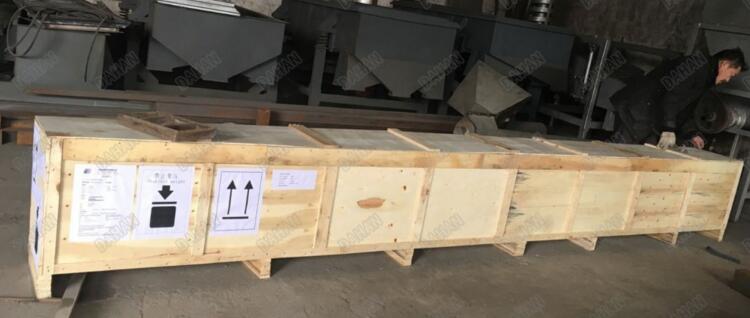 Horizontal screw conveyor delivery site